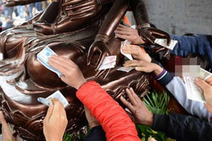 Đặt tiền vào tay thánh thần là hối lộ thô thiển