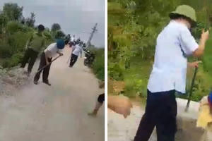 Thái Nguyên: Clip Bí thư Đảng ủy kiêm Chủ tịch xã Tân Thái dùng xà beng phá trụ cầu để "thông chốt" cho xe gỗ?