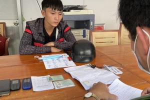 Bắt quả tang đối tượng cho vay nặng lãi Bắt quả tang đối tượng cho vay nặng lãi