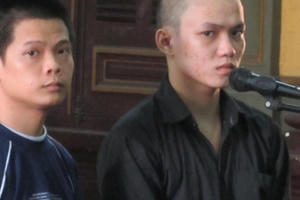 Bị “nhìn đểu”, đám côn đồ xông vào đám giỗ chém người lia lịa