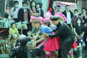 Ngăn chặn, xóa bỏ các biến tướng của tục “kéo vợ” Ngăn chặn, xóa bỏ các biến tướng của tục “kéo vợ”