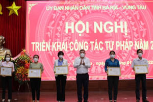 Trao tặng Kỷ niệm chương “Vì sự nghiệp Tư pháp” của Bộ trưởng Bộ Tư pháp cho 12 cá nhân Trao tặng Kỷ niệm chương “Vì sự nghiệp Tư pháp” của Bộ trưởng Bộ Tư pháp cho 12 cá nhân