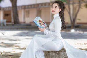 Nữ sinh Trường Quốc học Quy Nhơn e ấp trong tà áo dài