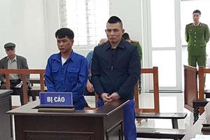 "Đại ca Hà Thành" bịt mặt, vác súng cướp tiền chợ Long Biên