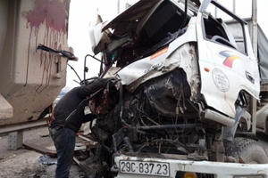 Hà Nội: Tai nạn trên cầu Thăng Long, một người tử vong trong cabin bẹp rúm