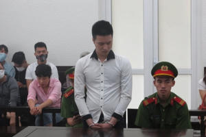 Dùng dao ép đối phương quan hệ tình dục đồng tính