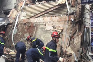 Mới nhất vụ việc sập nhà số 56 Hàng Bông: Hàng xóm nói có sửa chữa, Phường nói không!