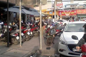 Vỉa hè bị tái chiếm, đẩy người đi bộ xuống đường