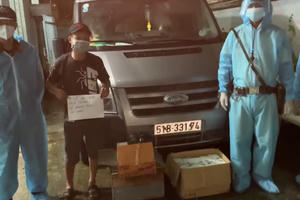 Chở thuốc lá lậu vào TP HCM bằng cách ngụy trang dưới xe chở rau