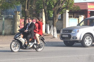 Người dân vô tư "đầu trần" đi du xuân