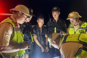 Nam tài xế dương tính ma túy, mang theo hai gói “bột lạ” trên cao tốc