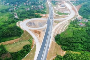 Tin kinh tế 6AM: Trung Quốc kiện Mỹ lên WTO, giá vàng dựng đứng