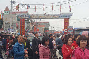 Du xuân đầu năm về với chợ phiên đặc biệt để "mua may mắn"