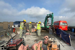 Bắt đầu sửa chữa khe co giãn trụ P26 trên cầu Long Thành trên cao tốc TPHCM - Long Thành