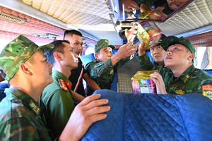 Bắt đối tượng mua pháo hoa lậu từ Lào về Việt Nam bán kiếm lời