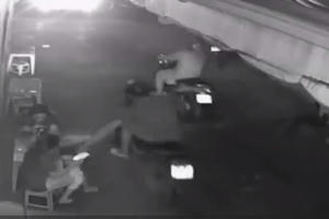 Clip: Cướp liều lĩnh giật điện thoại trên tay "thiếu nữ"