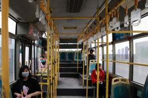 Xe buýt dừng hoạt động, máy bay, tàu hỏa vắng khách chưa từng có