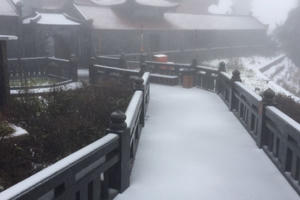 Mưa tuyết phủ trắng "Nóc nhà Đông Dương" ngày cận Tết