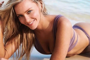 Camille Kostek tung ảnh áo tắm gợi cảm ngất ngây