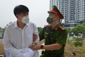 Hình ảnh dẫn giải cựu thứ trưởng Bộ Y tế Trương Quốc Cường đến tòa