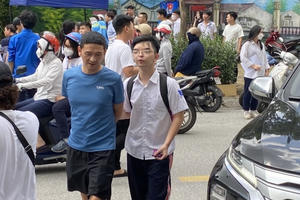 Thí sinh với nhiều cảm xúc lẫn lộn sau môn thi Văn