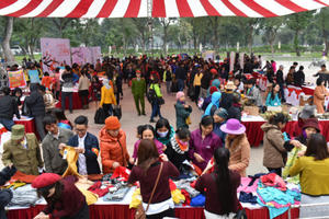 Người nghèo vui vẻ sắm Tết ở phiên chợ 0 đồng