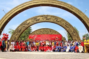 Làng Sen Việt Nam đón nhận kỷ lục Cổng chào họa tiết trống đồng lớn nhất Việt Nam