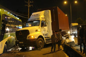 Xe máy ngã "oành oạch" vì dầu nhớt tràn lan trên quốc lộ 1 Xe máy ngã "oành oạch" vì dầu nhớt tràn lan trên quốc lộ 1