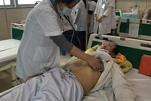 Kỳ lạ người đàn ông bị hóc hạt hồng xiêm một năm mới phát hiện ra