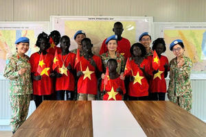 Những “bông hồng” mang mũ nồi xanh của Bệnh viên Quân y 120