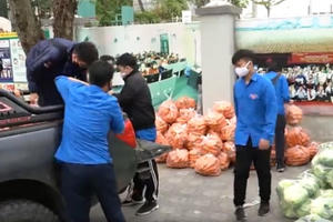 Dàn ô tô địa hình nối nhau chở nông sản giúp dân tiêu thụ