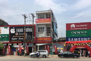 Thịnh Cường Mobile bày bán điện thoại, nhưng khi kiểm tra không xuất trình được hóa đơn, chứng từ