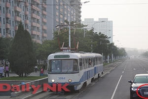 Đối lập cảnh quan chức lái Audi, người dân đi làm trên xe đạp cũ ở Triều Tiên