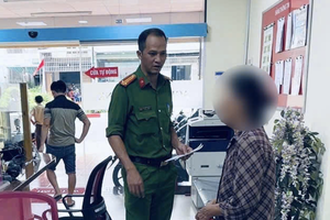 Cán bộ ngân hàng và Công an giúp bà cụ 76 tuổi thoát bẫy lừa 100 triệu đồng