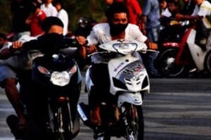 Vượt chốt kiểm dịch để dàn hàng ngang, bốc đầu đua xe trái phép