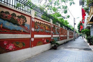 Dùng tranh gốm “dọn rác” tường: Vội vàng có thể thành thảm họa?