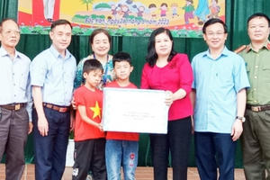 Phó Bí thư Thường trực Tỉnh ủy Bắc Kạn tặng quà nhân ngày Quốc tế thiếu nhi Phó Bí thư Thường trực Tỉnh ủy Bắc Kạn tặng quà nhân ngày Quốc tế thiếu nhi