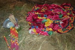 Phát hiện thi thể bé trai với sợi dây điện quấn ở chân