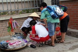 Bán thực phẩm bẩn cho trẻ em, sẽ bị luật “hỏi thăm” Bán thực phẩm bẩn cho trẻ em, sẽ bị luật “hỏi thăm”