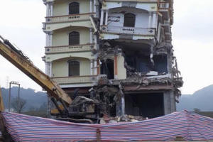 Clip cận cảnh phá dỡ "lâu đài ma túy" của “Tàng Keangnam"