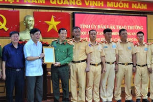 Khen thưởng Công an tỉnh Đắk Lắk bắt vụ vận chuyển 200kg ma túy