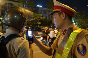 Hưng Yên: Xử phạt một lái xe 35 triệu, tước bằng 23 tháng do đã uống rượu, bia Hưng Yên: Xử phạt một lái xe 35 triệu, tước bằng 23 tháng do đã uống rượu, bia