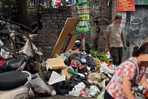 Hà Nội: Tái diễn tình trạng tập kết rác không đúng nơi quy định