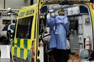 Anh ghi nhận số ca tử vong theo ngày cao nhất, bệnh viện Mỹ quá tải