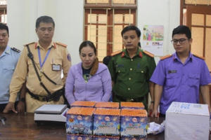 “Sơn nữ” một mình mang thuốc phiện và hàng cấm xuống phố