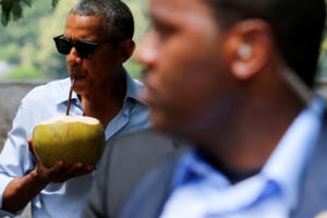 Tổng thống Obama giản dị uống nước dừa ở Lào