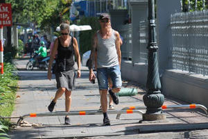 Lắp barie trên vỉa hè có gây khó cho người đi bộ?