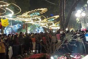 Người dân Thủ Đô háo hức trước giờ bắn pháo hoa