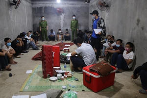 Bắt ổ nhóm đánh bạc dưới hầm giữa đồi vắng ở Vĩnh Phúc