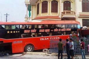 Nam Định: Cả gia đình phát hoảng khi bị xe khách "húc" thẳng vào nhà